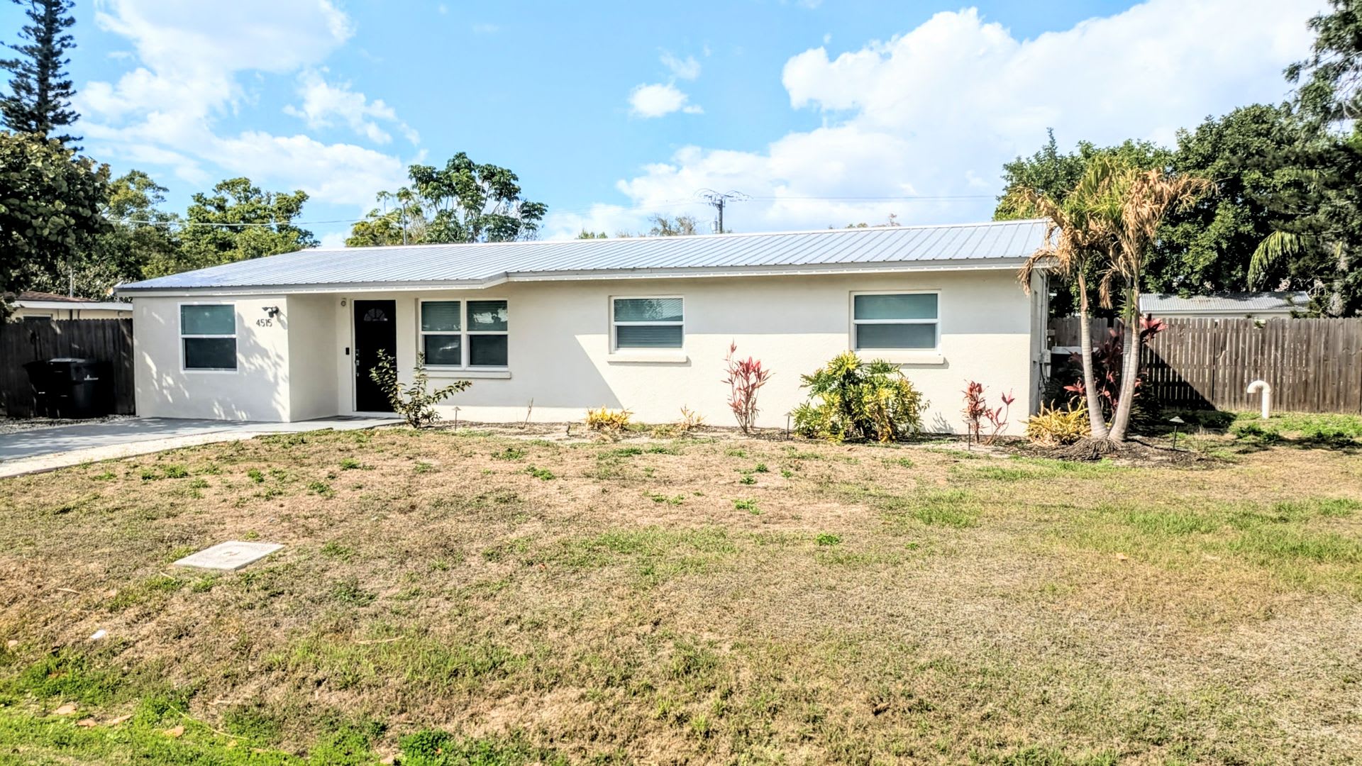Short Term Vacation Rental Updated 4 Bedroom Pool Home With Spacious Living Areas – photo 1 of 78