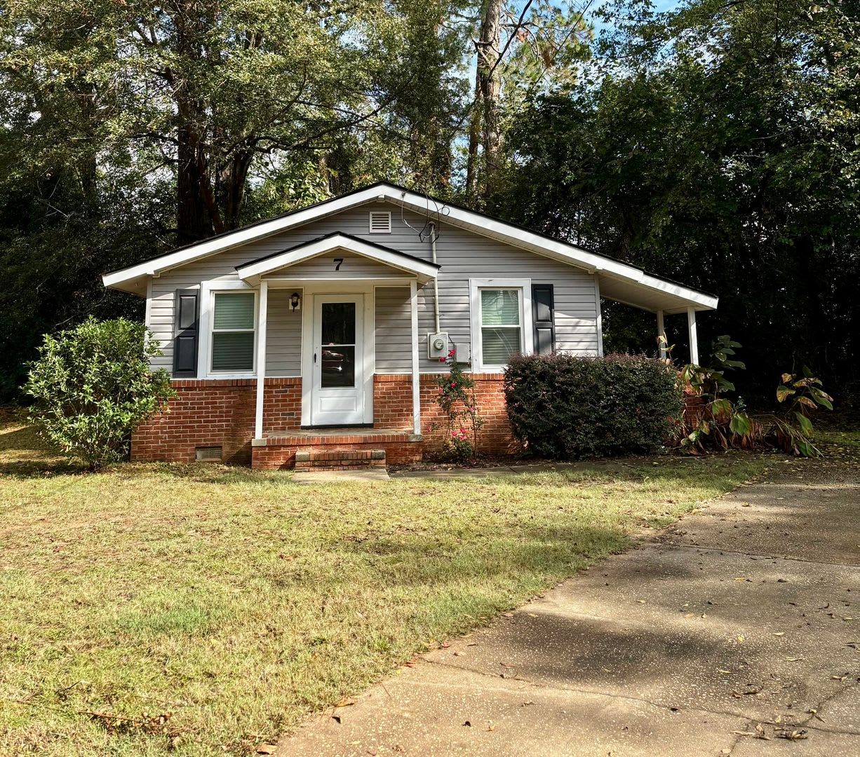Newly Renovated 2 Bedroom Cottage Close to Shaw in Quiet Area – photo 1 of 12