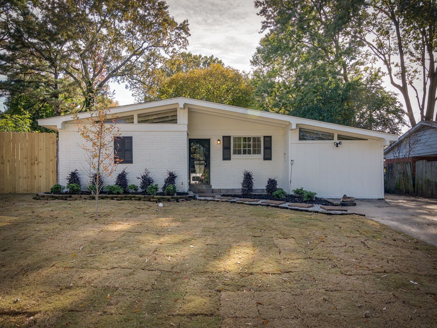 Beautifully Renovated 3BR/2B Home in Great Location!! – photo 1