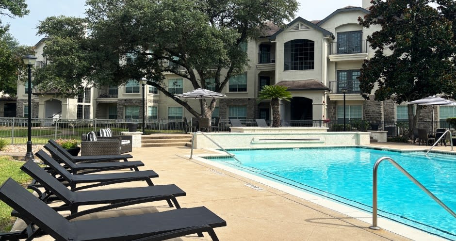 Village on the Parkway Apartments – photo 1
