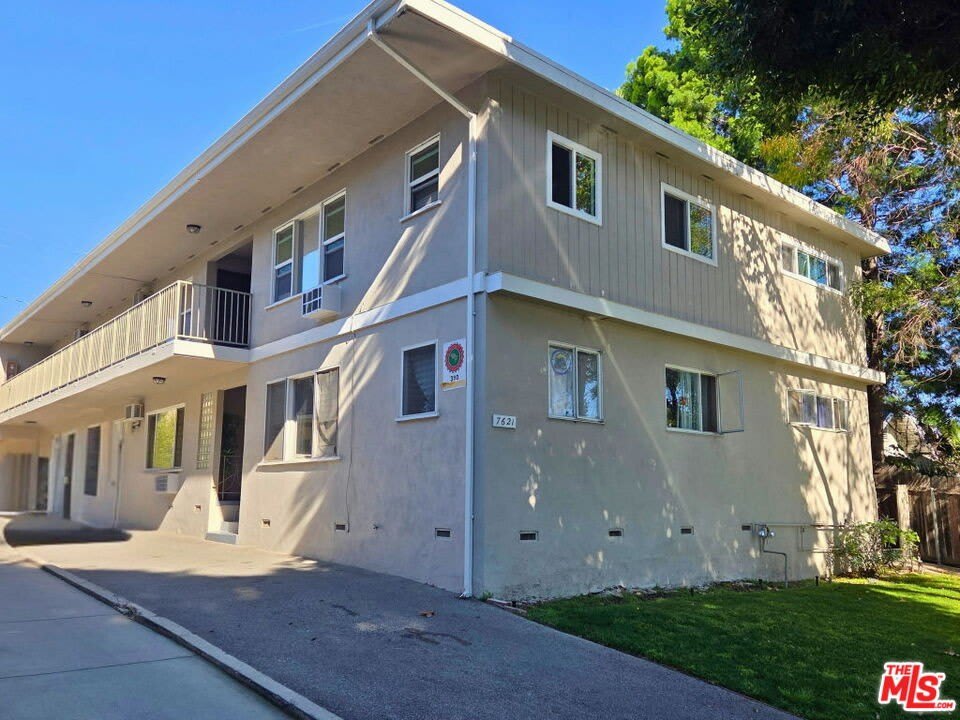 7621 Hampton Ave – photo 1
