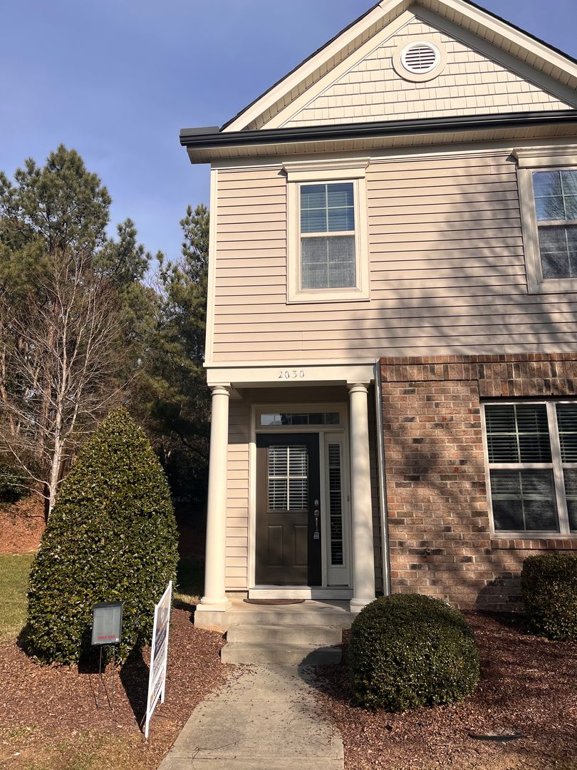 Stunning Townhome in "Prime Cary Location" – photo 1