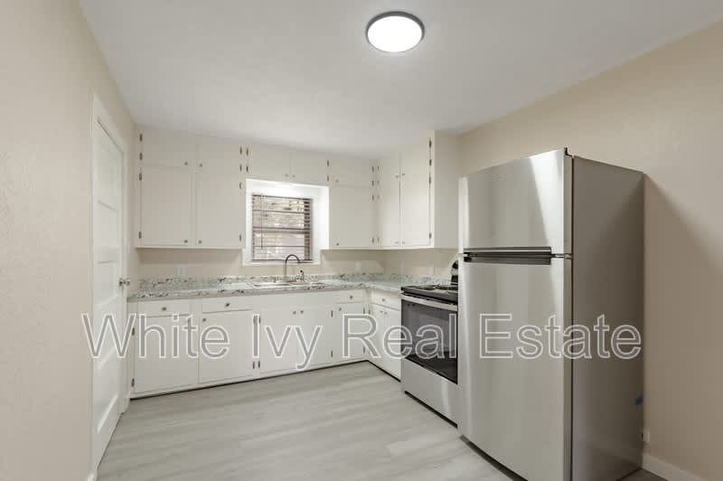 1107 W Dogwood St – photo 1 of 26