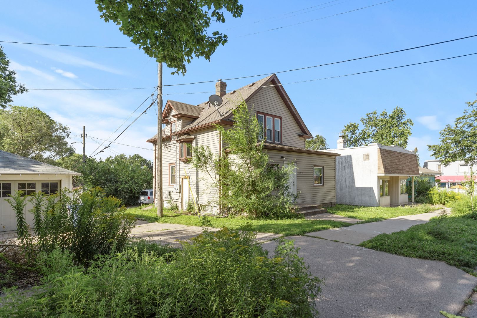 Charming 1 BR Upper Duplex in Heart of Northeast Minneapolis – photo 1 of 29