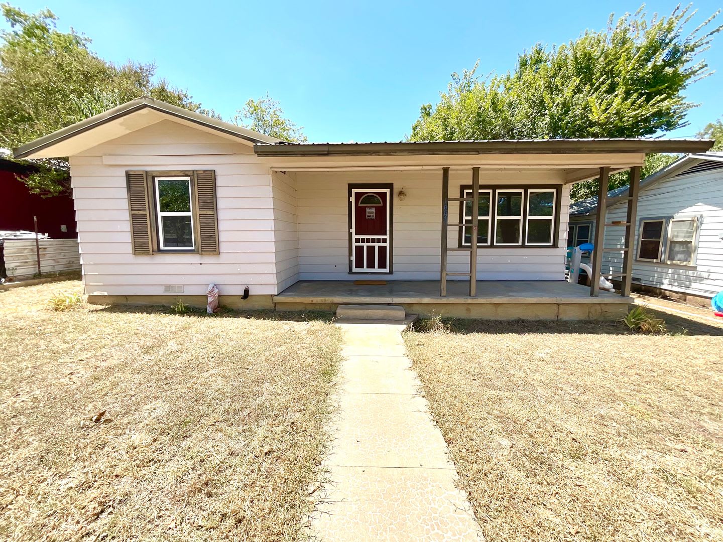 Charming 2 Bedroom House with Detached Garage &amp; Workshop in the Heart of Llano! – photo 1 of 20