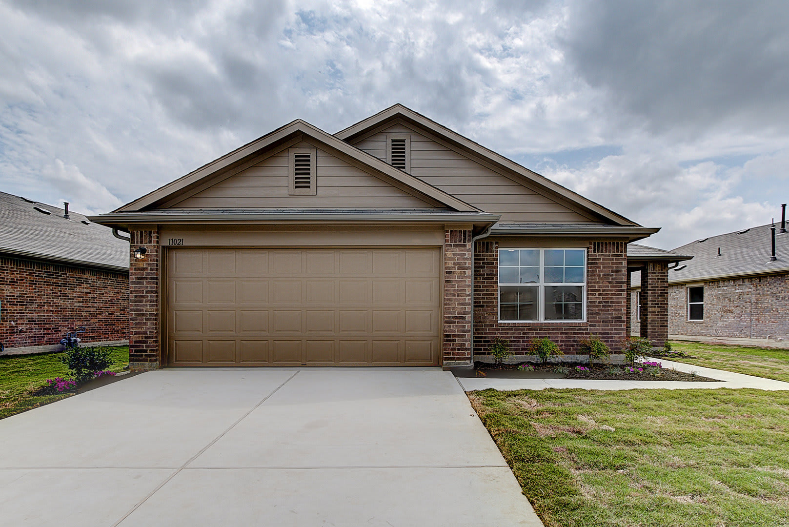Gorgeous 4 Bed/3 Bath in Pioneer Crossing! – photo 1