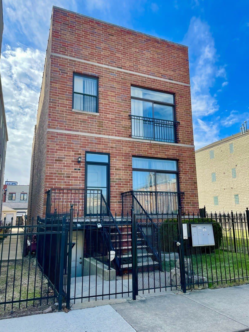 469 E Bowen Avenue – photo 1