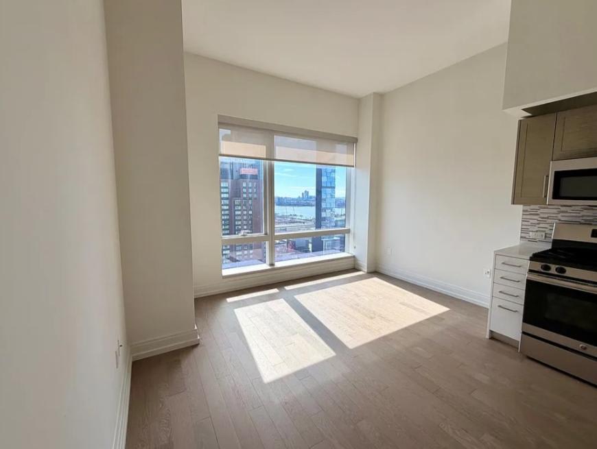 551 10th Ave. – photo 1