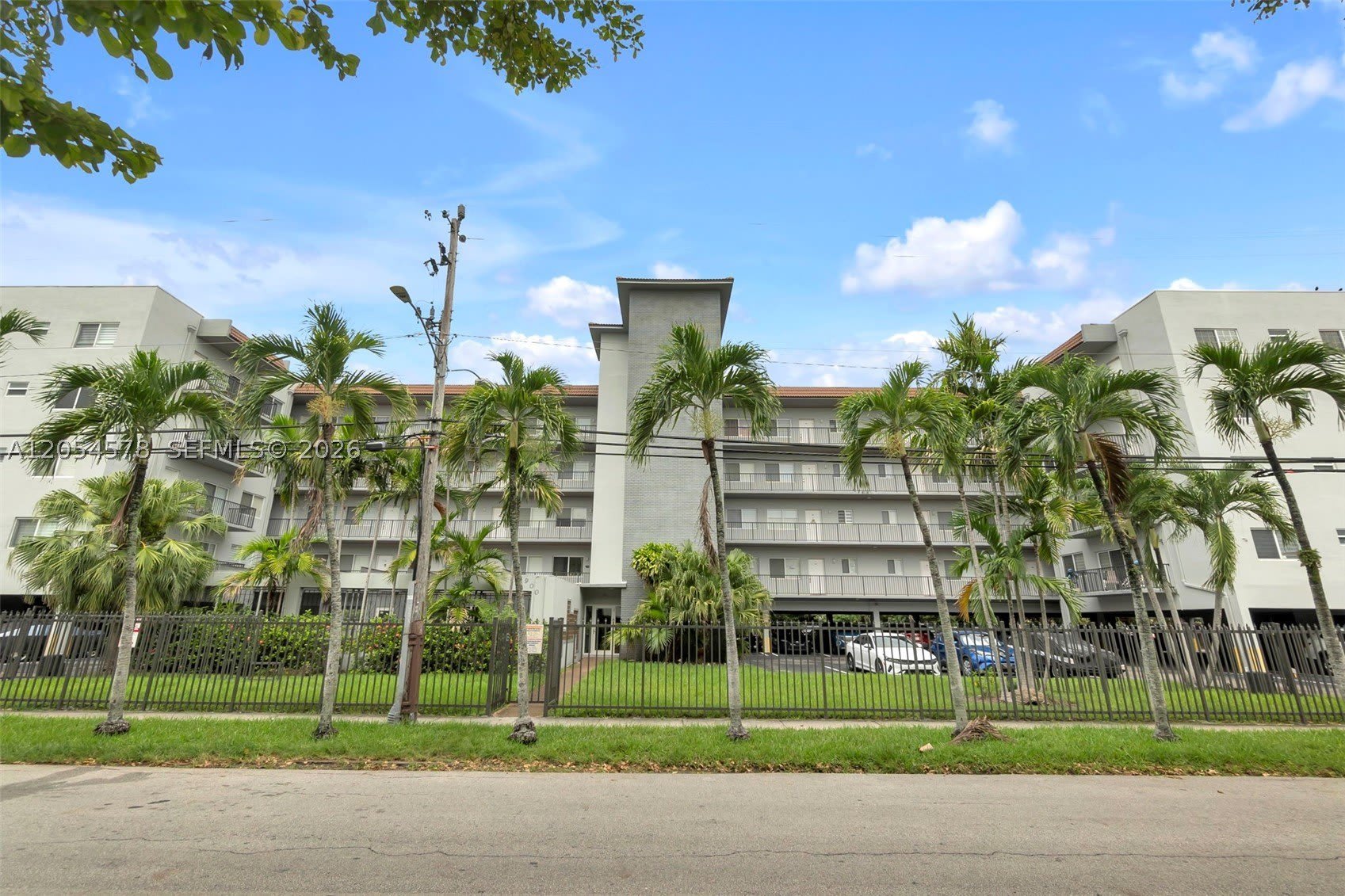 900 SW 84th Ave – photo 1 of 21