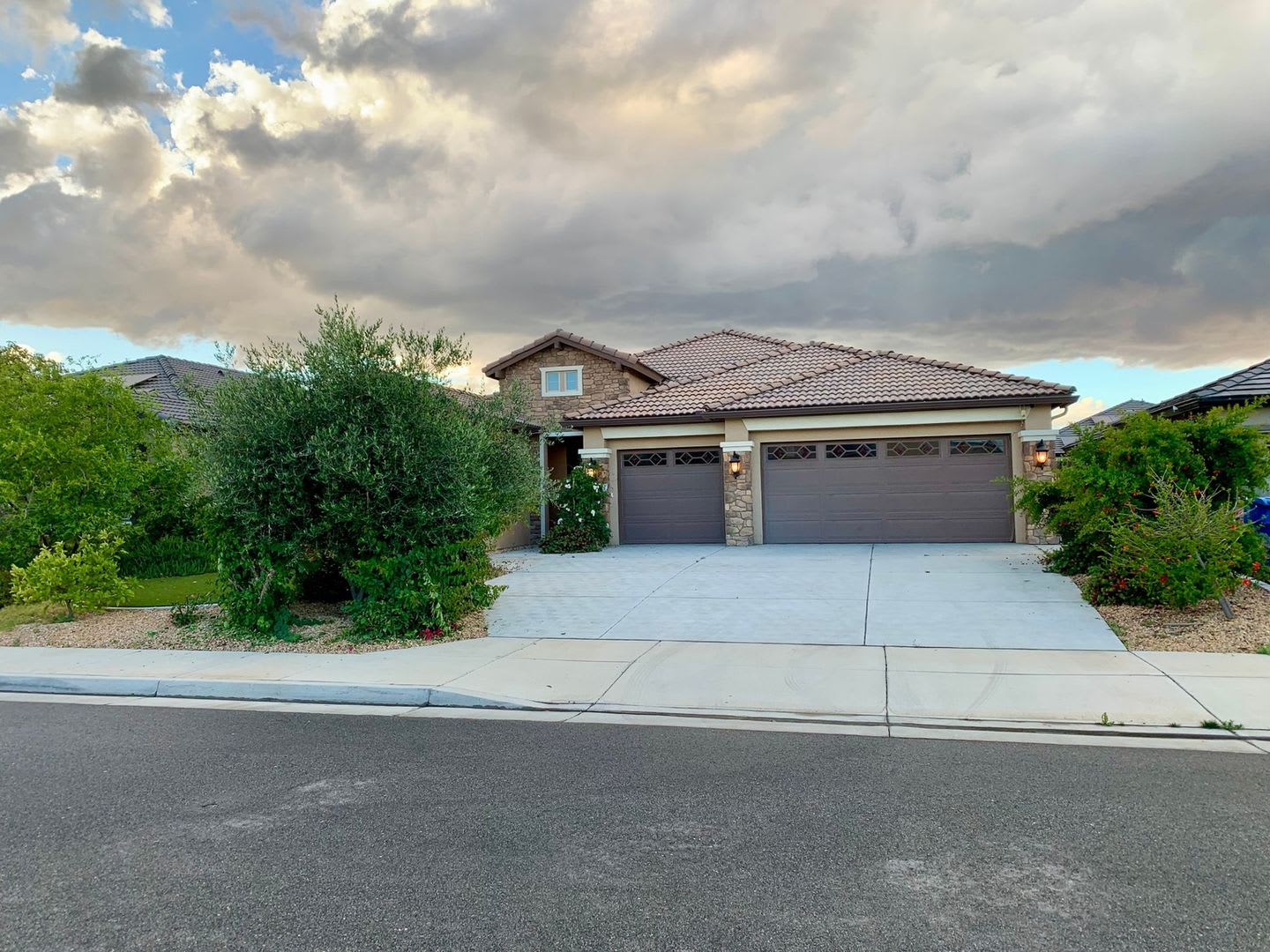 Spacious 3BR 3BA House in Bakersfield – photo 1