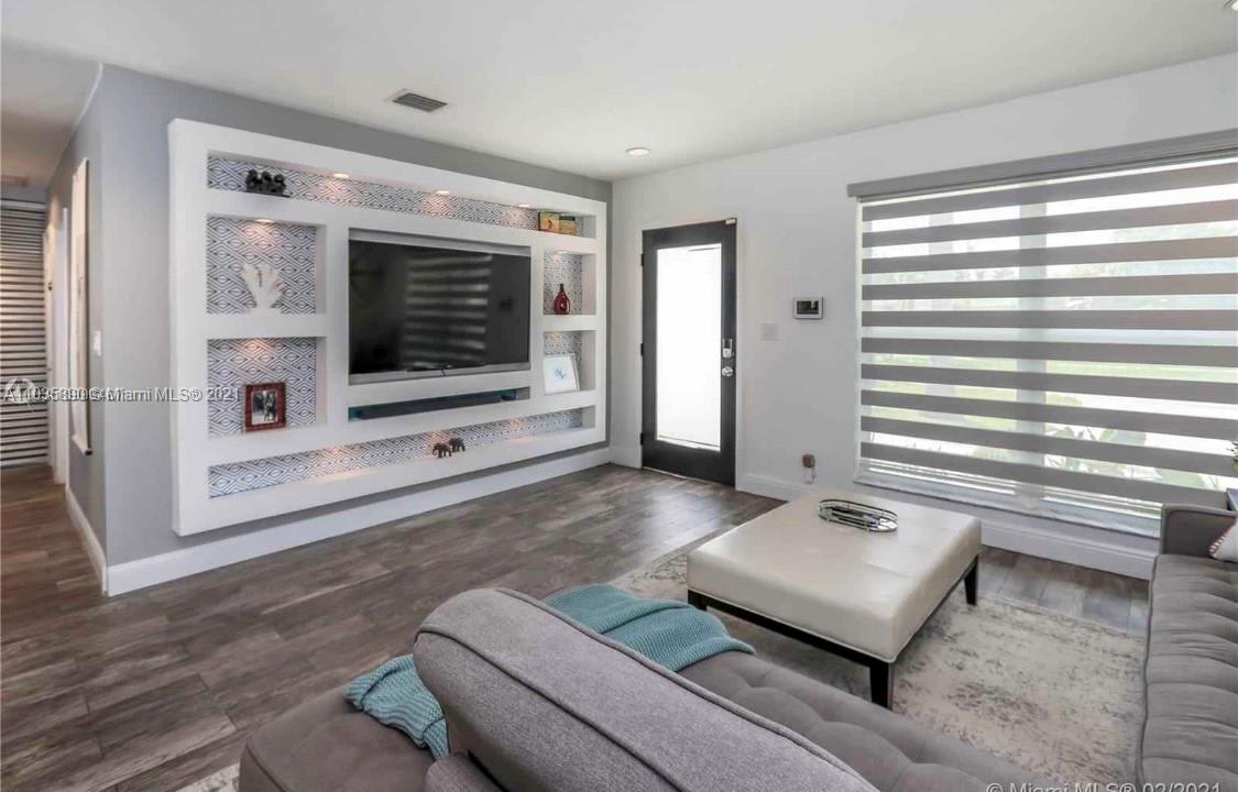 923 North 14th Avenue – photo 1