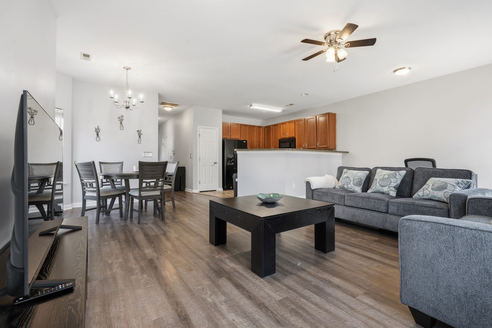 Fully Furnished Upgraded End Unit Retreat 3Br 2 5Ba Dedicated Office Space Private Garage Near Major Raleigh Medical Hubs – photo 1