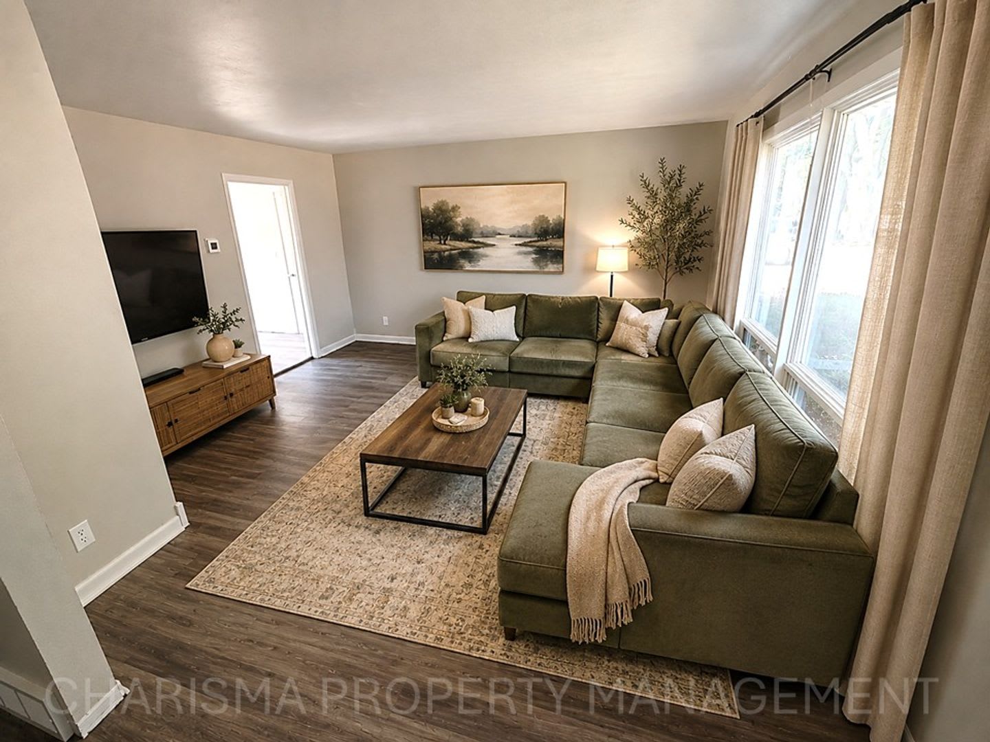 Updated 3 Bedroom Home Pet Friendly Prime Location – photo 1