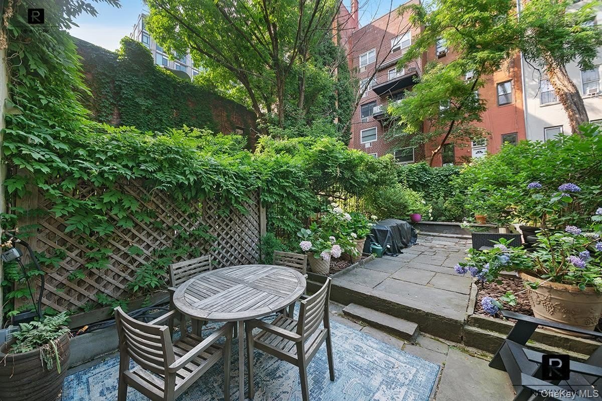 487 W 22nd Street – photo 1