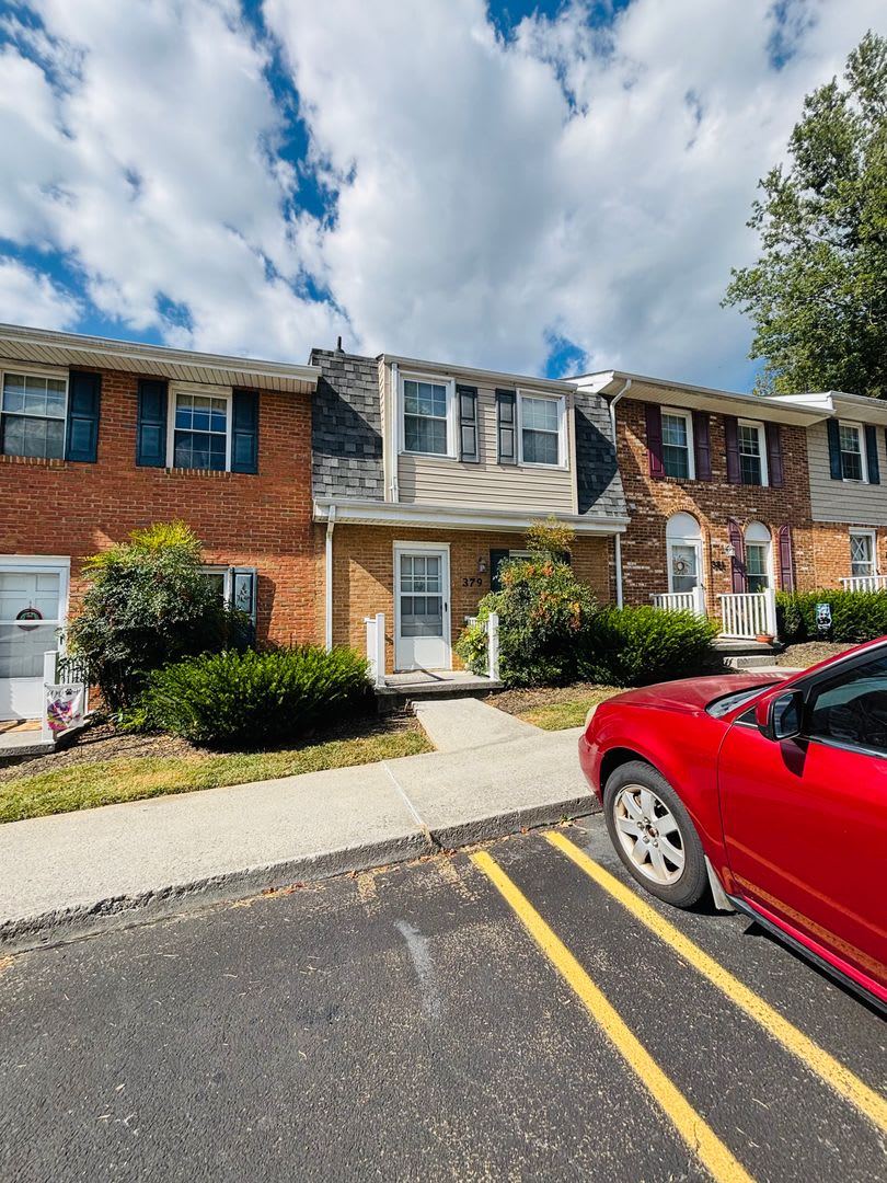 2 Bedroom, 1.5 Bath Townhouse – photo 1