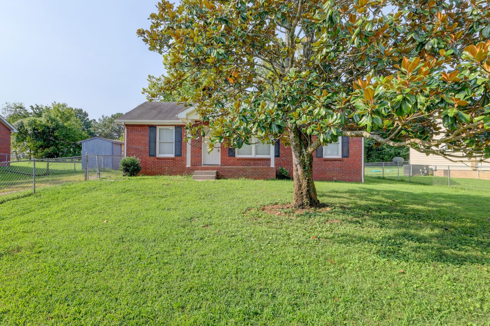 Sweet 3 bed 2 bath in PERFECT location at PERFECT price. – photo 1