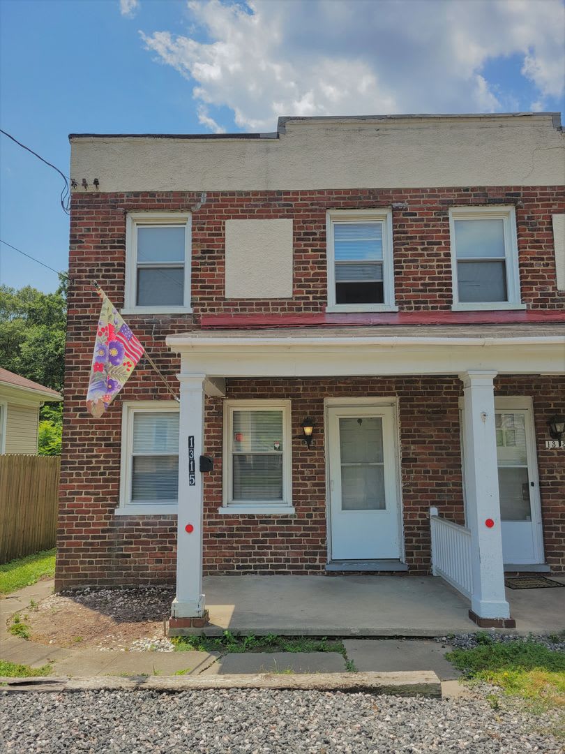 Brick Duplex with 3 bedrooms and 1 bath for rent. – photo 1 of 25