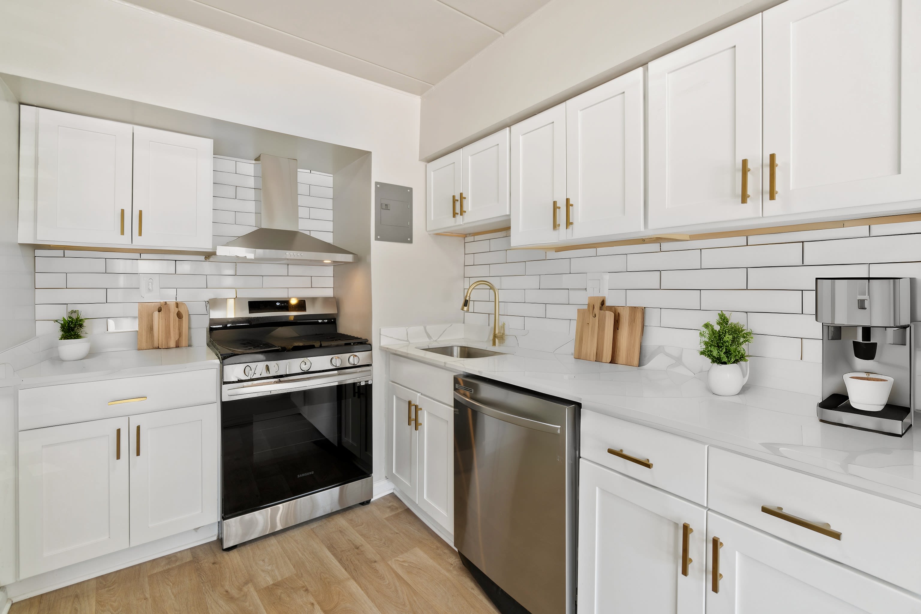 Spacious Rooms W D Hook Up Available Now – photo 1
