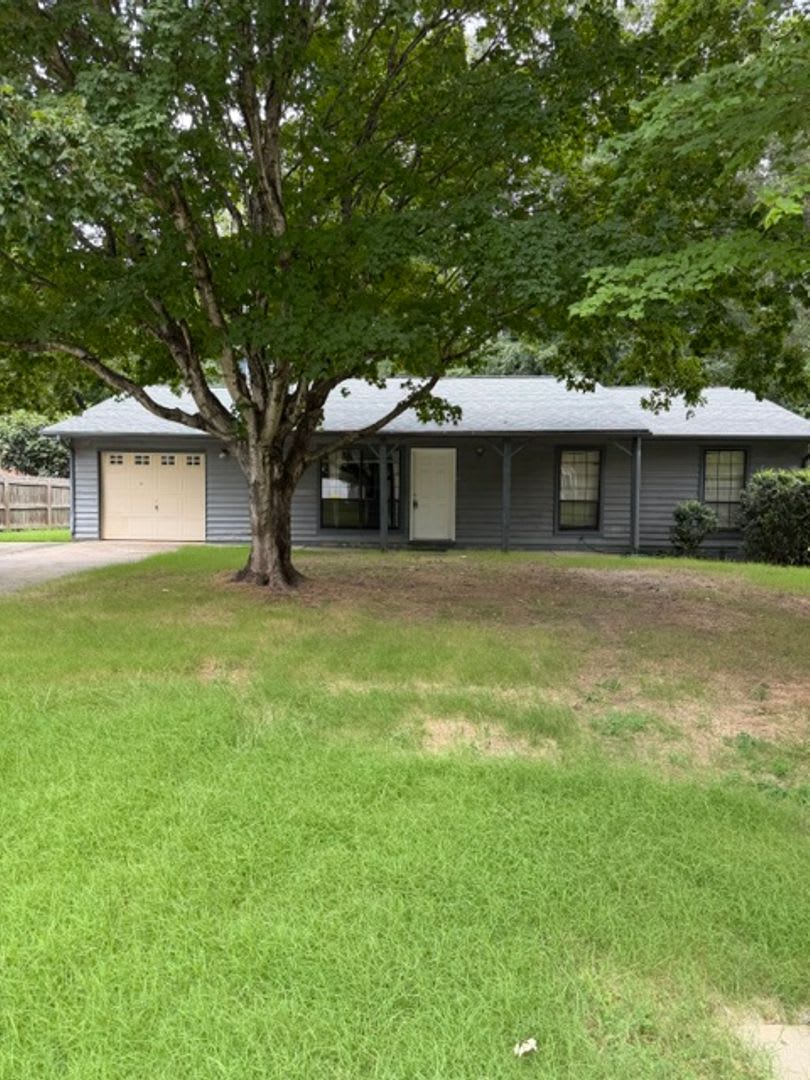 Ranch Home with 3BR/2BA Garage – photo 1