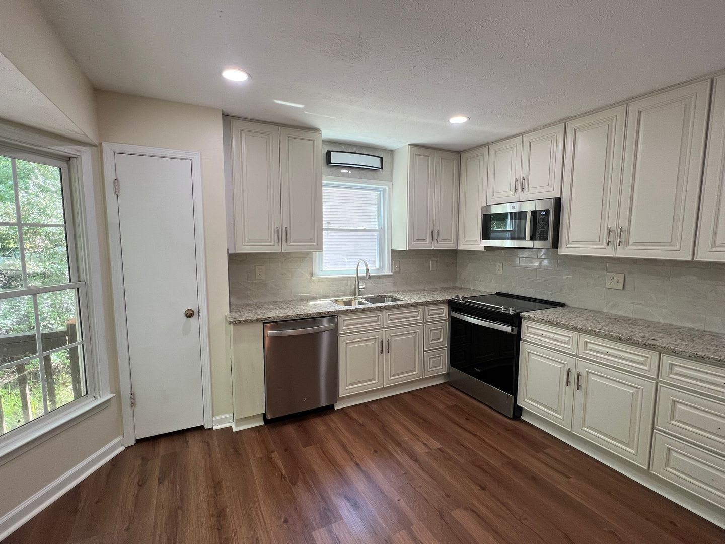 Room In 3 Bedroom Home At Hillsboro Rd Sw – photo 1