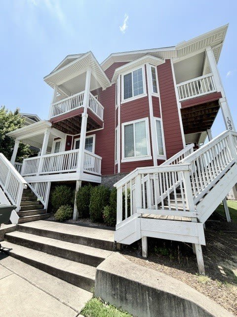 1049 N Leverett Avenue – photo 1