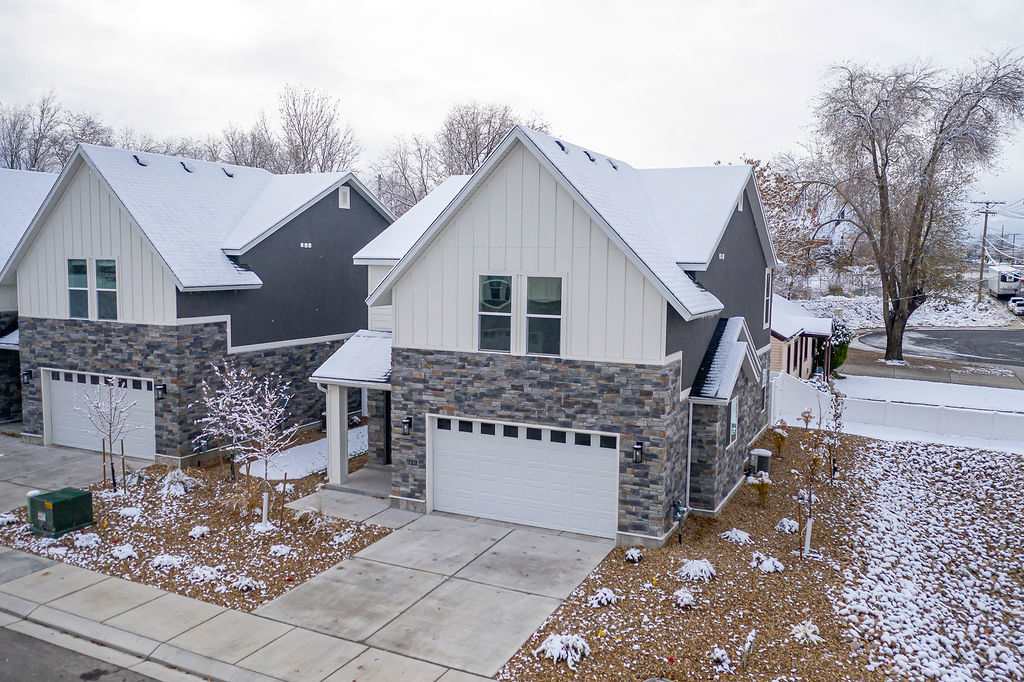712 E Zekes Court – photo 1 of 117