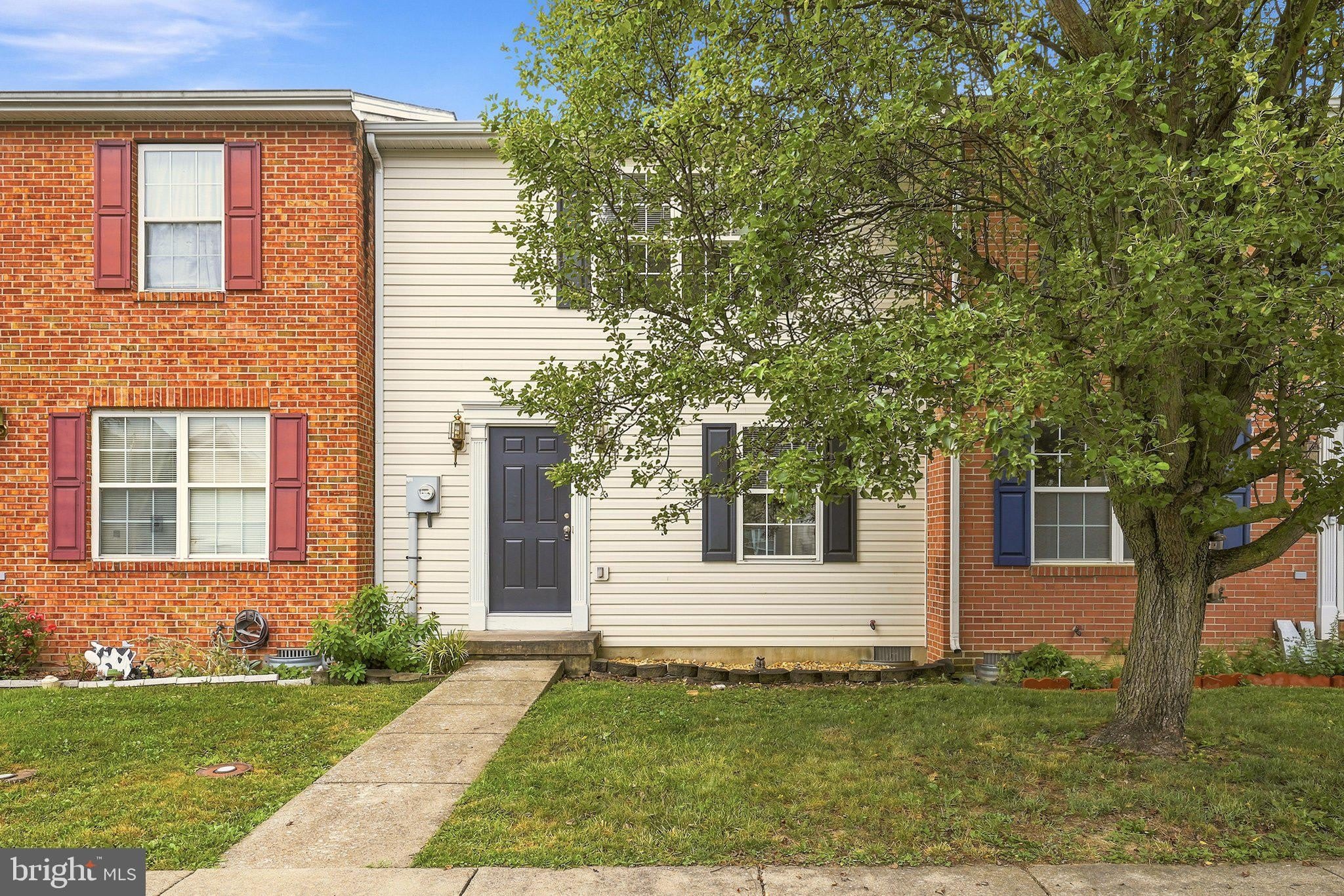 219 SURREY CLUB Lane – photo 1 of 24