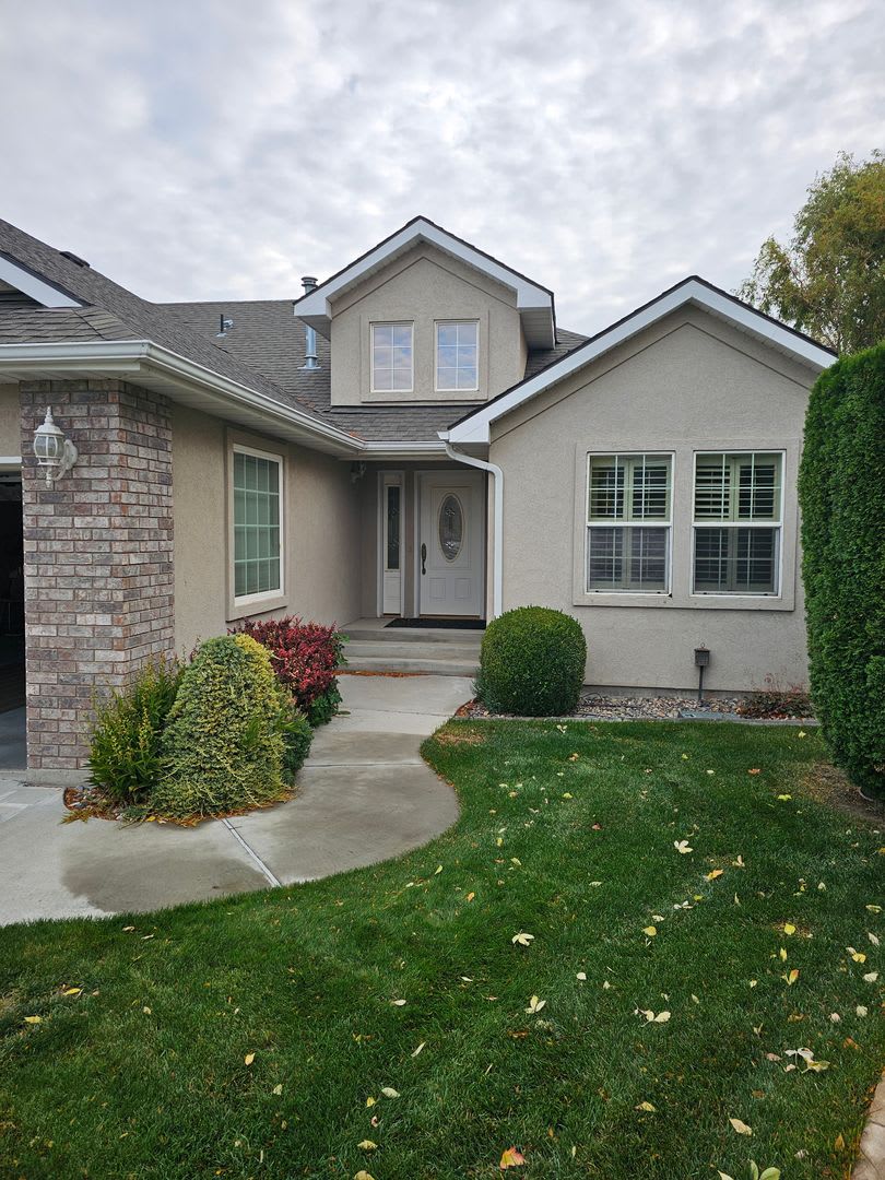 Townhouse located near Canyon Rim Parkway and tons of shopping – photo 1
