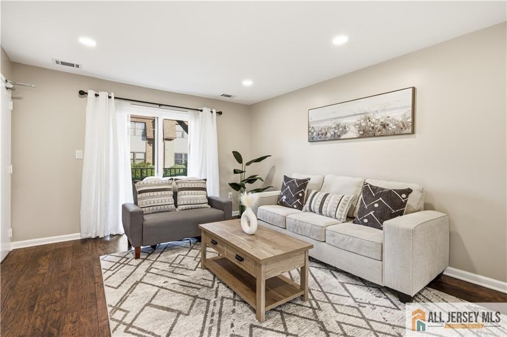 609 N Oaks Boulevard – photo 1 of 19