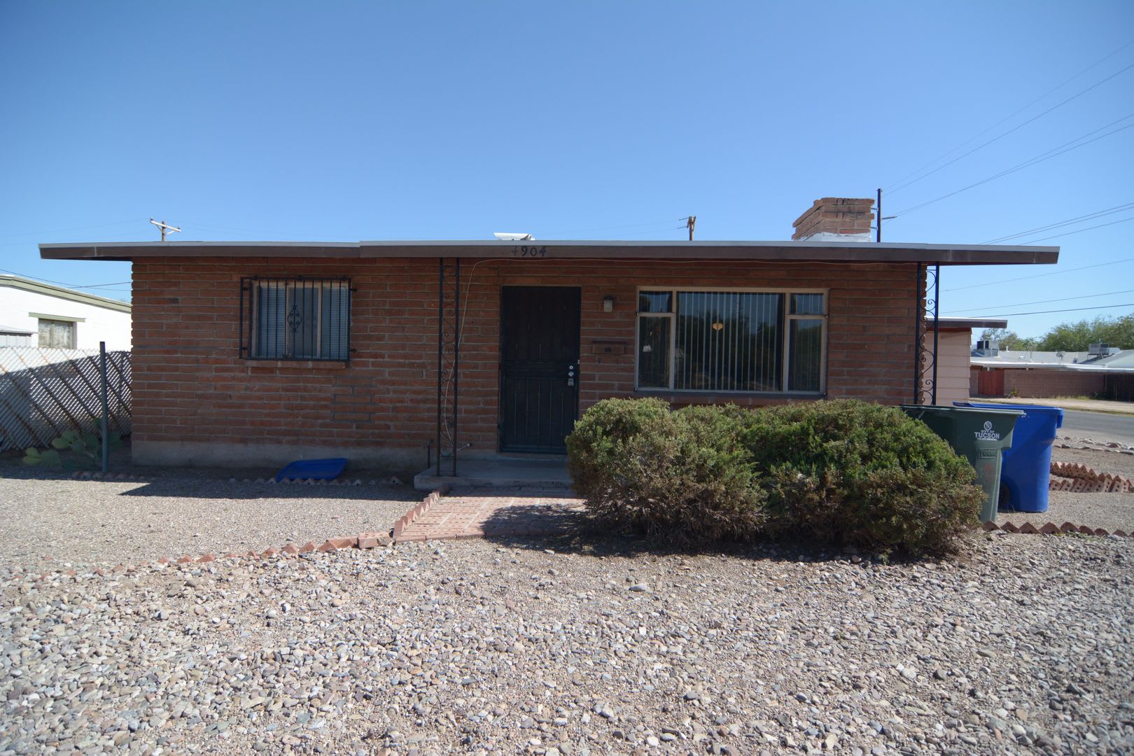 Charming 2 Bedroom 1 Bath Home! Central Tucson Location! – photo 1