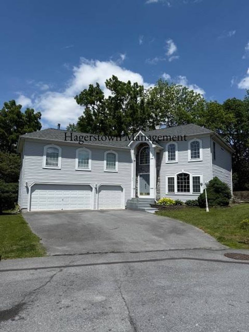 Luxury Home in Woodbridge – photo 1 of 39