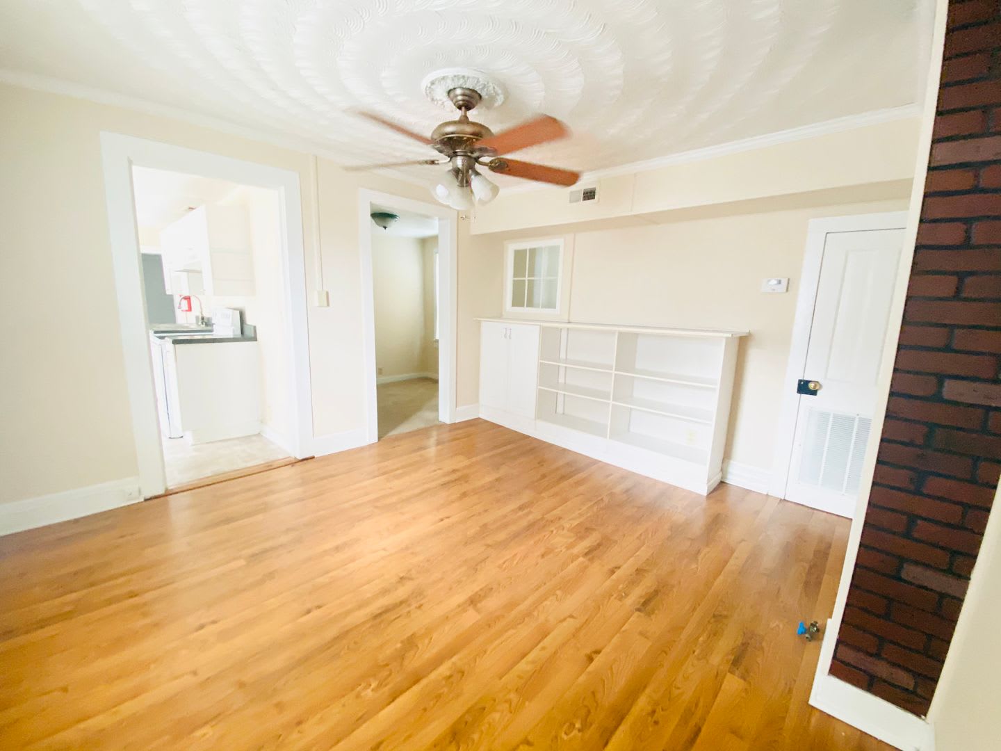 409 W Colonial Ave – photo 1 of 10