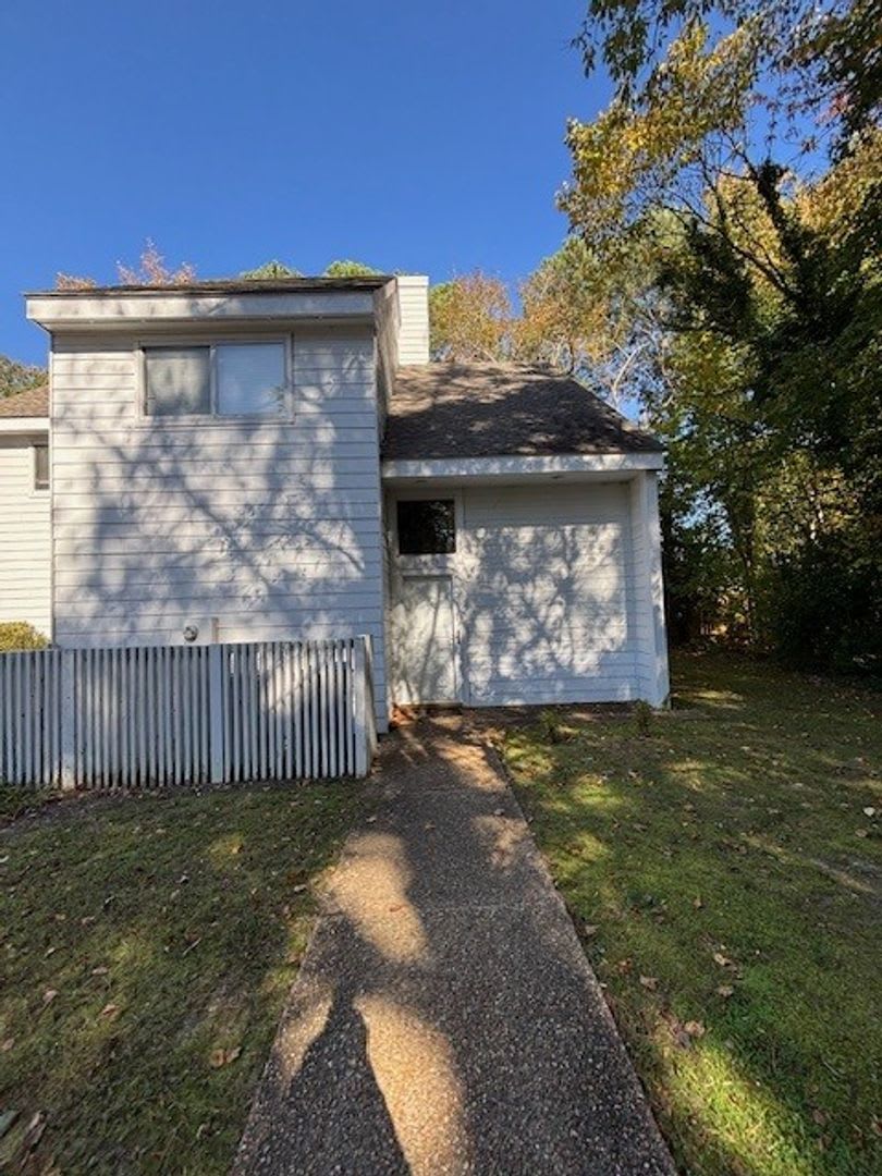 Prime low maintenance Williamsburg rental location! – photo 1