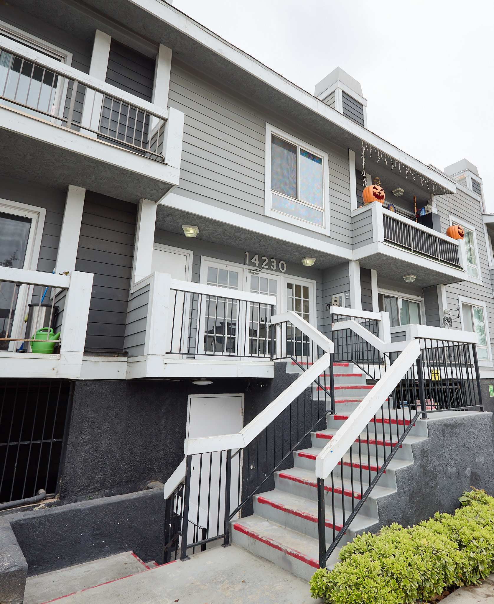 14230 Victory Blvd. – photo 1