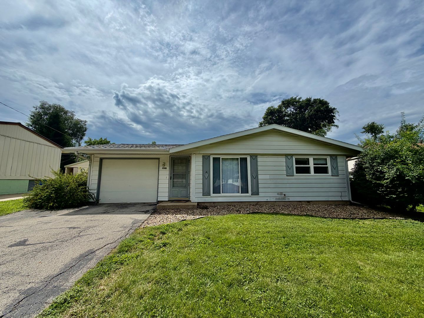 3 Bedroom 1 Bathroom Huge Backyard – photo 1