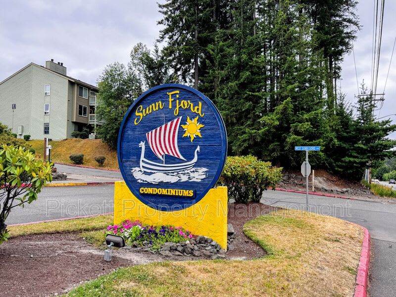 1700 W Sunn Fjord Ln – photo 1 of 17