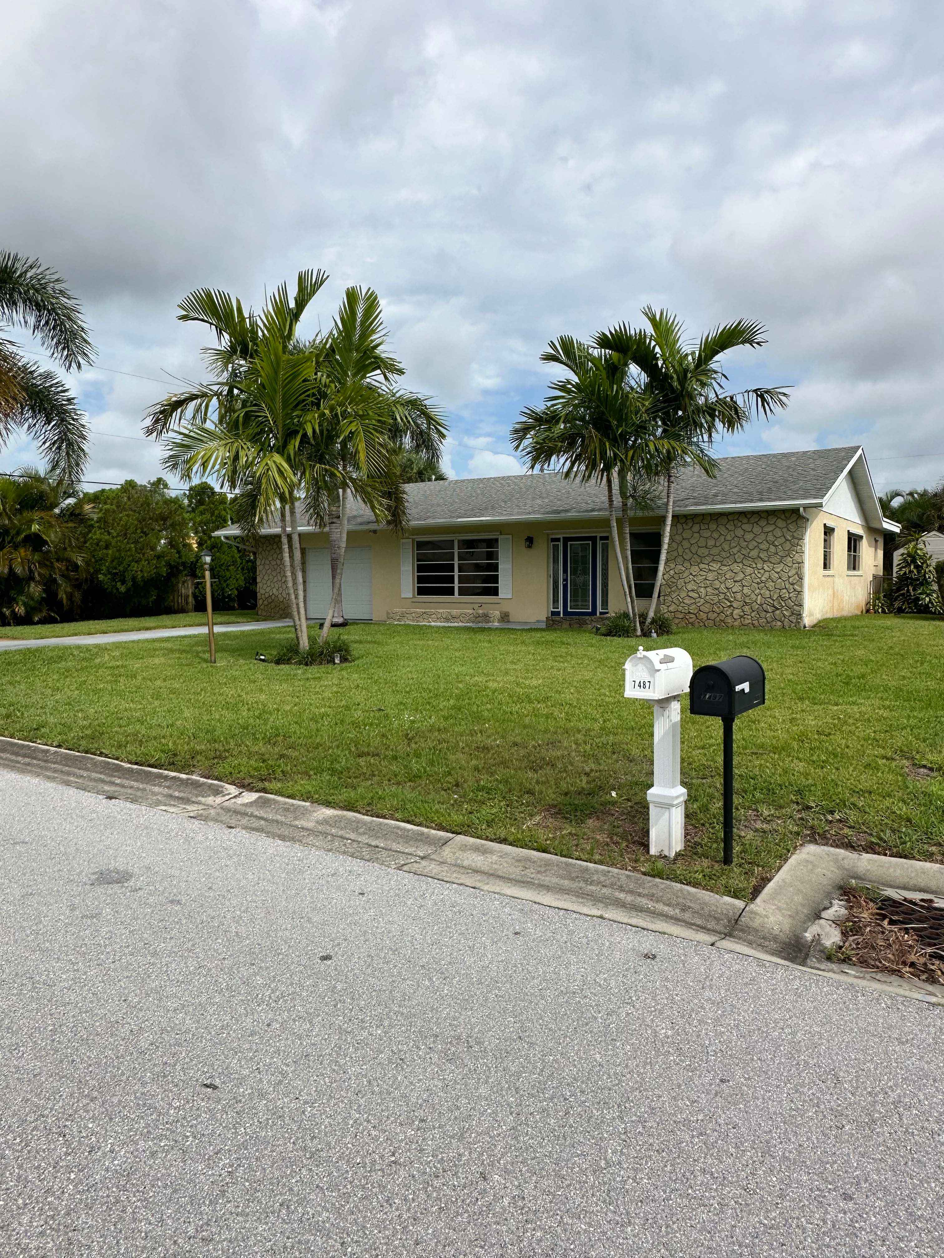7487 Se Pelican Way – photo 1 of 57