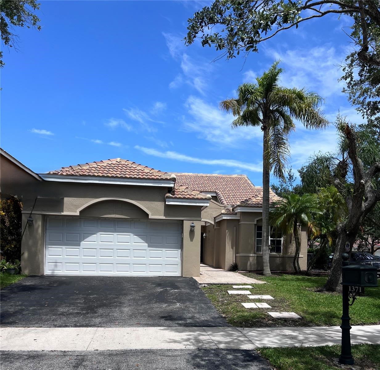 1371 Bayview Circle – photo 1
