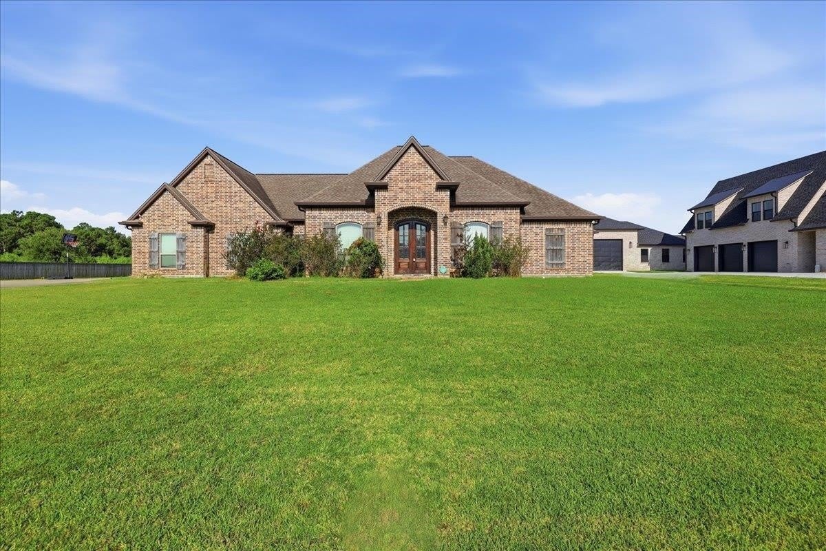 160 Colonial Estates Drive – photo 1 of 300