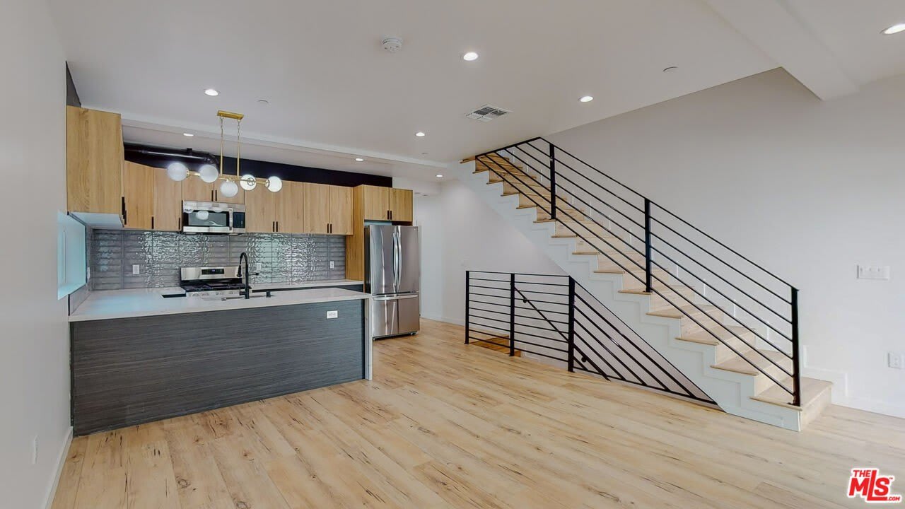 16012 Cantlay St – photo 1