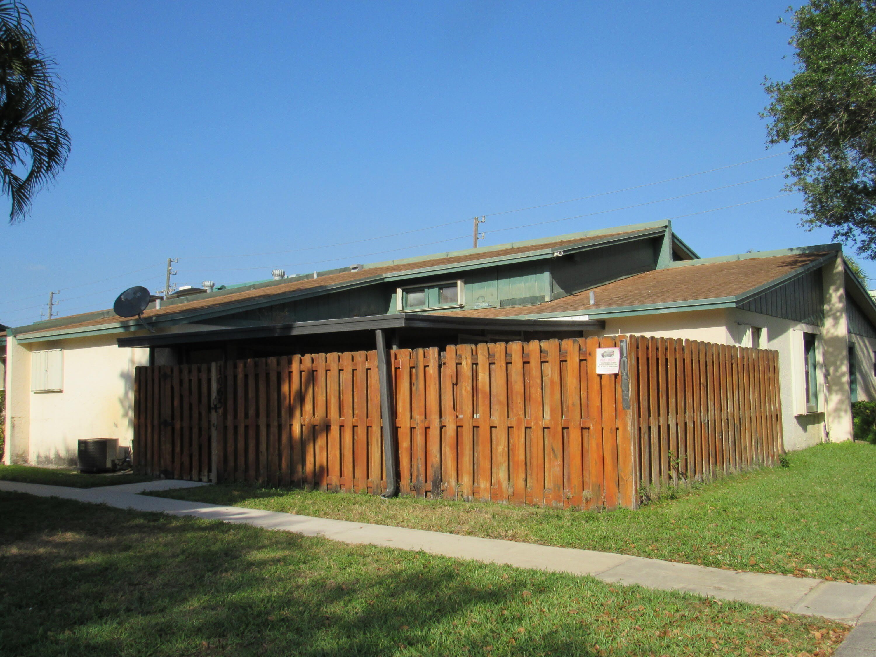 1065 Manor Drive – photo 1