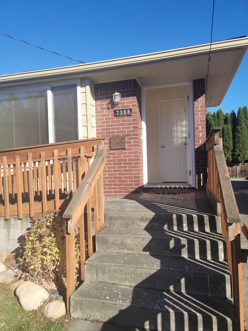 Fully remodeled 2-story 3 bed/2 bath townhome/duplex AVAILABLE NOW for $3300! – photo 1