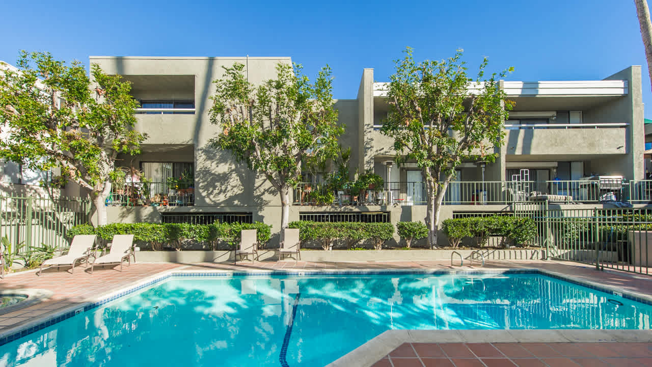 Encino Crest Apartments – photo 1