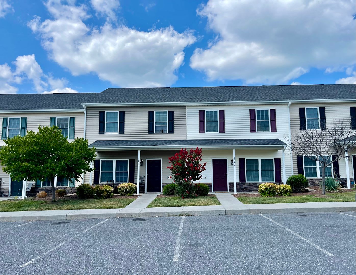 3 Bedroom, 2.5 Bath Two Level Townhouse – photo 1