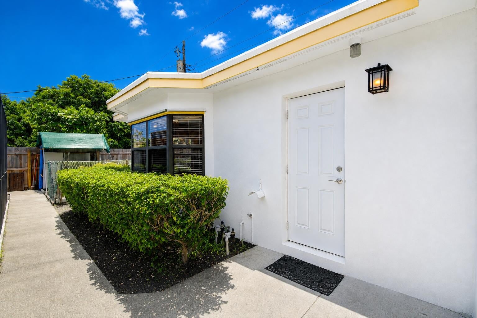 1316 DATE PALM Drive – photo 1 of 11