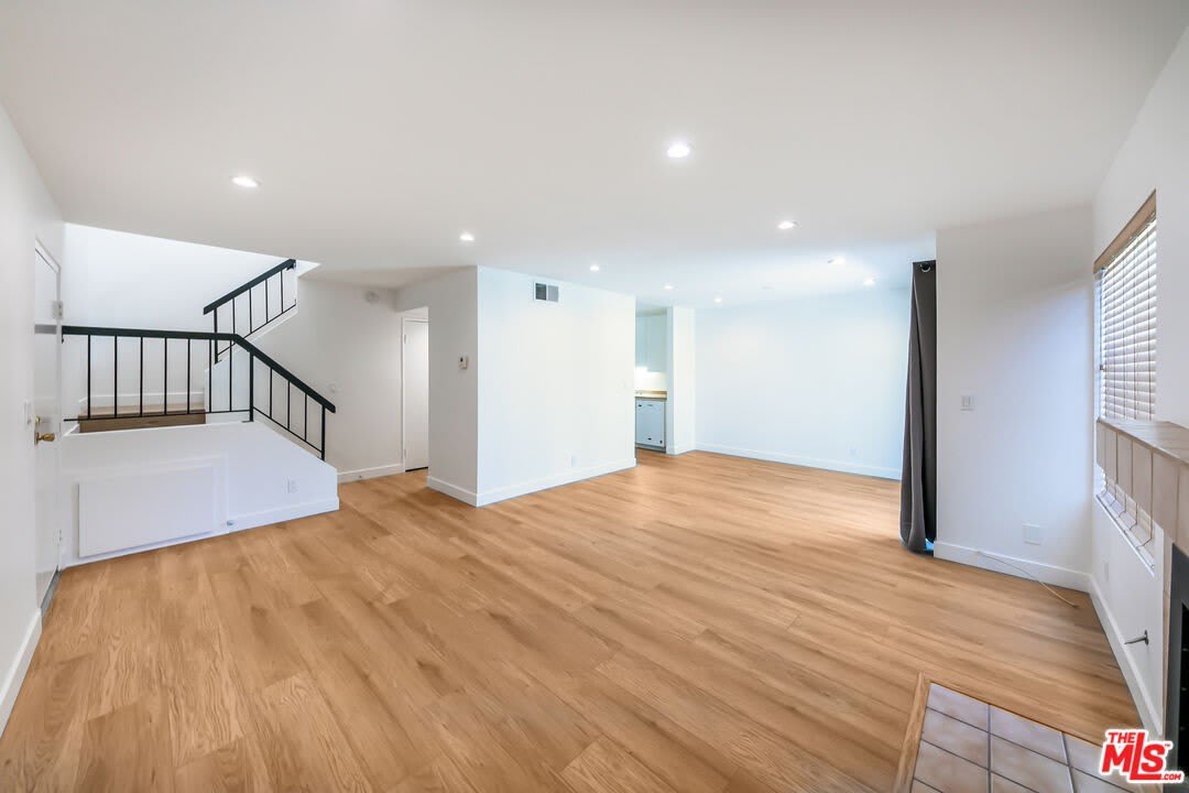 22135 Burbank Blvd – photo 1