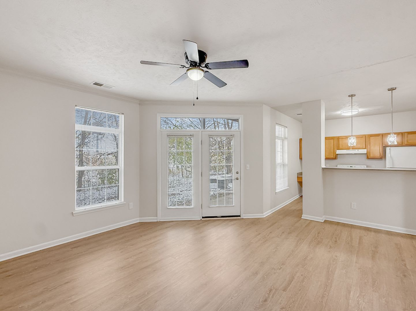 Luxe 1-Bedroom Haven: Serene Lakeside Living at Lakeshore Community – photo 1