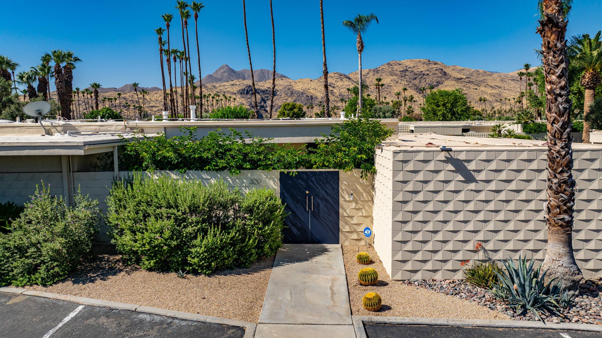 320 Desert Lakes Drive – photo 1