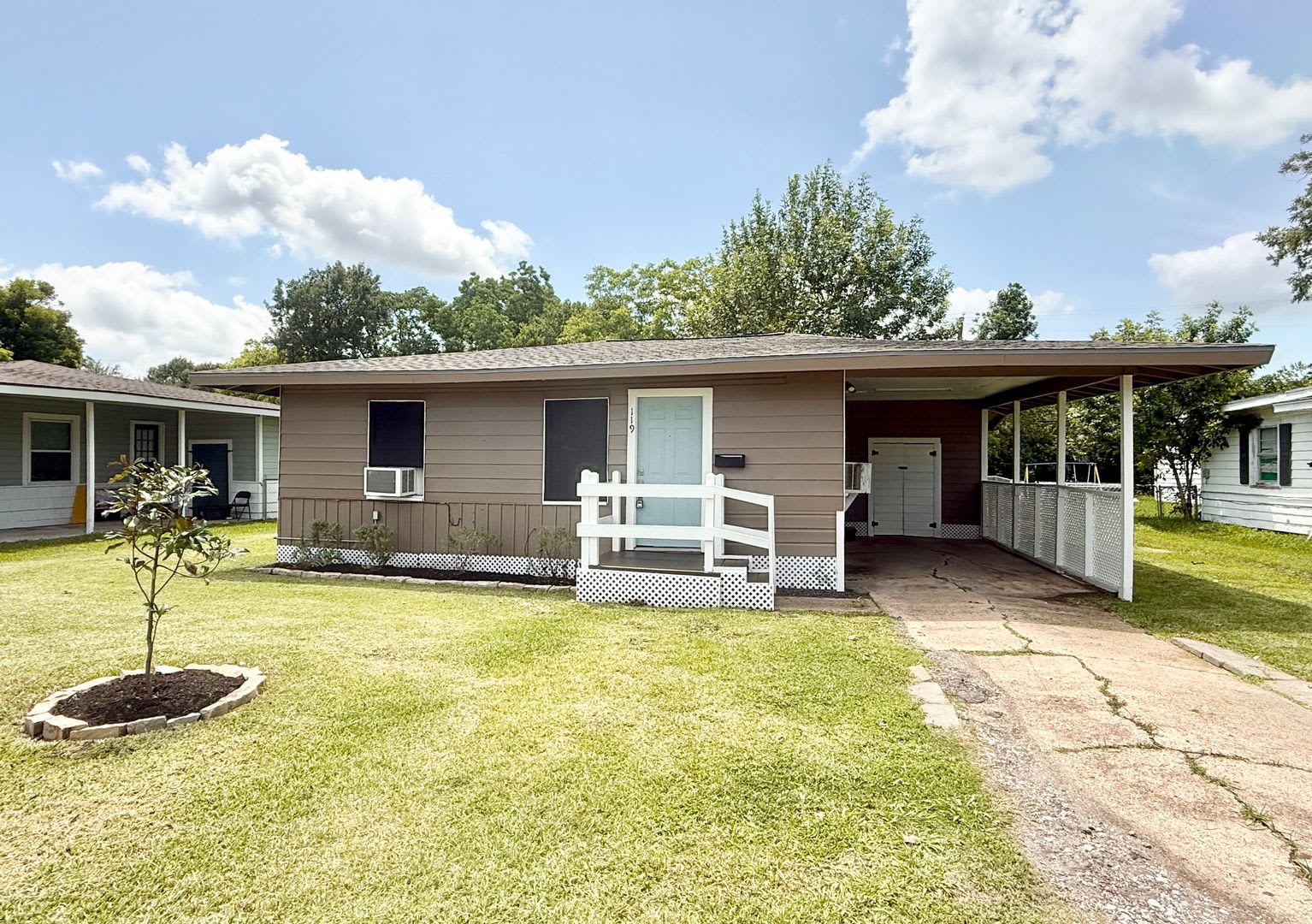 Adorable 2/1 Cottage near Downtown Lake Jackson! – photo 1 of 15