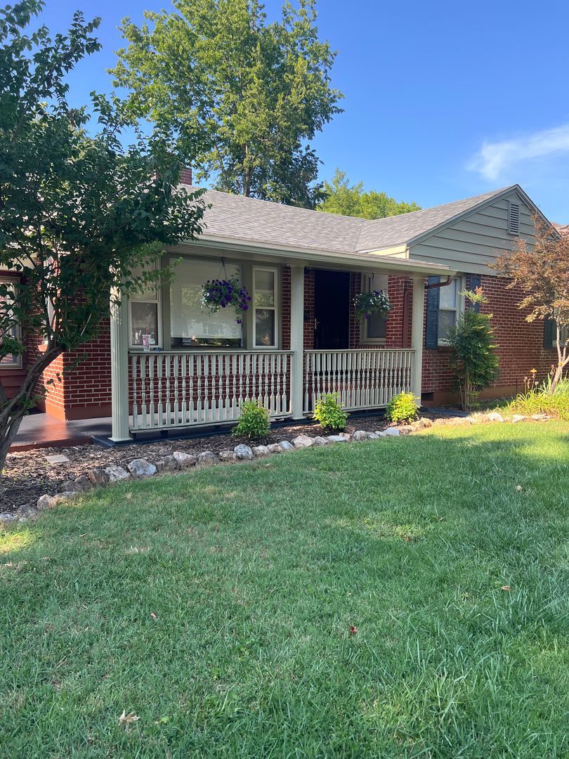 Stunning 3 Bedroom 2 Bath Home In University Heights Springfield A Perfect Blend Of Elegance And Convenience – photo 1